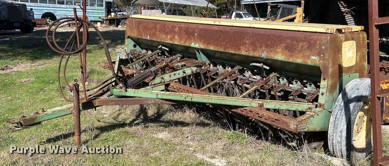 John Deere 8300 grain drill - KV9921