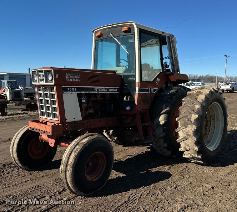 International  1086 tractor - NN9461