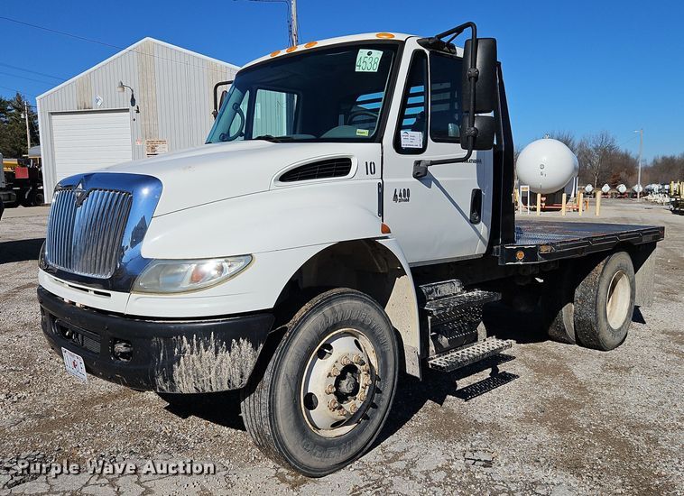 2007 International  4400 flatbed truck - DN7204