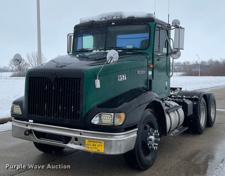 2000 International  9100 semi truck - DP0288