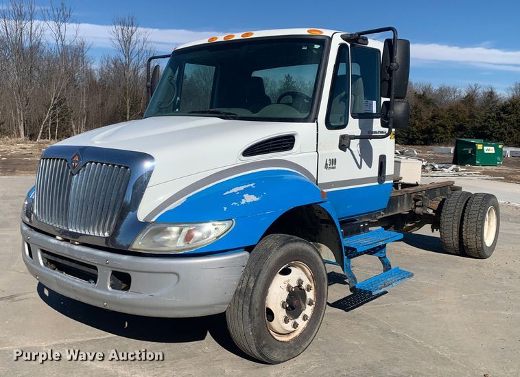 2005 International 4300 truck cab and chassis - DP8828
