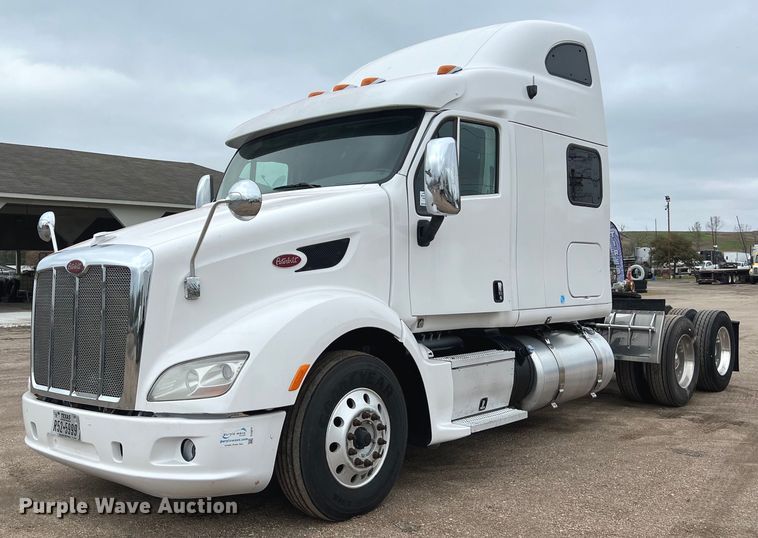 2013 Peterbilt 587 semi truck - DQ2363