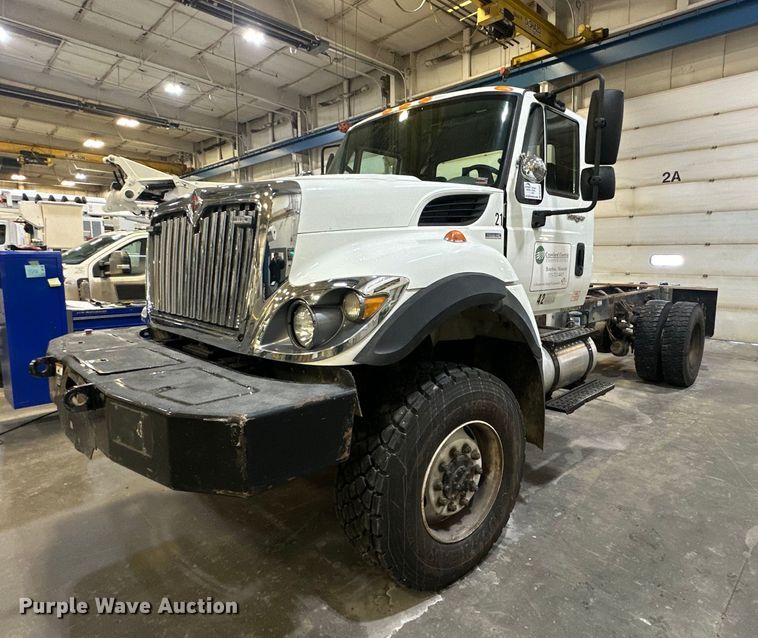 2011 International WorkStar 7400 truck cab and chassis - DW2945