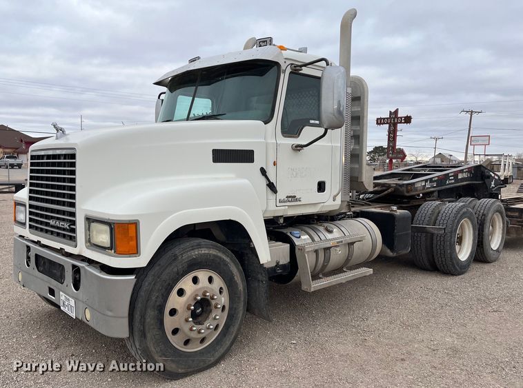 2012 Mack CHU613 semi truck - EI0611