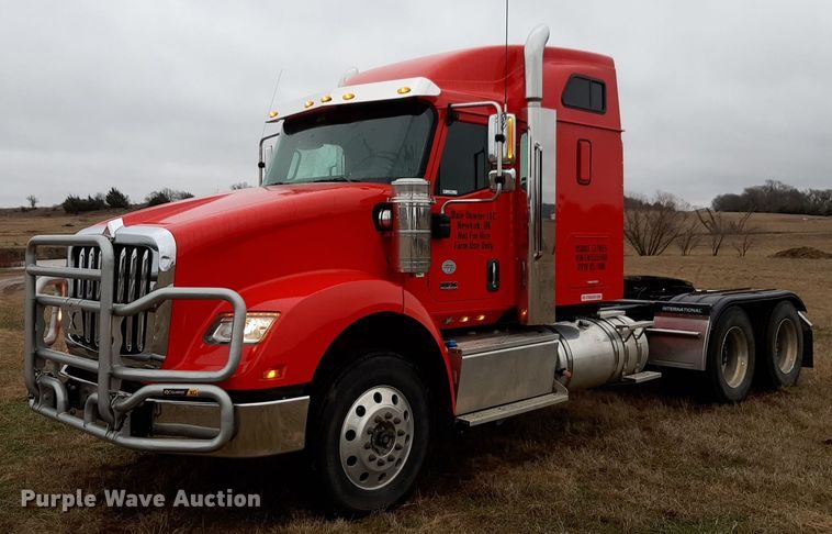 2020 International HX620 semi truck - LY9025