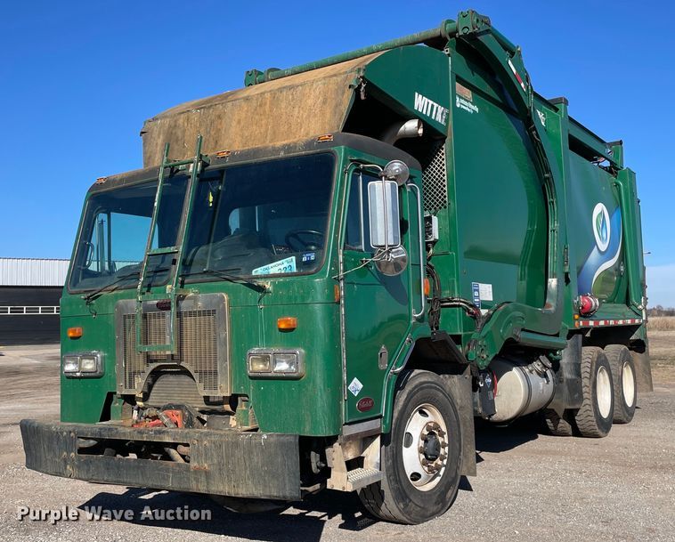 2010 Peterbilt 320 refuse truck - NA9741