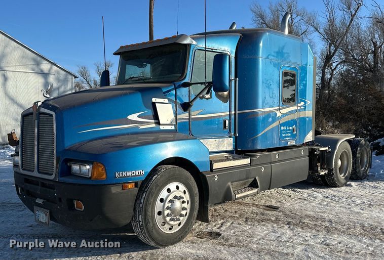 2005 Kenworth T600 semi truck - NS9175