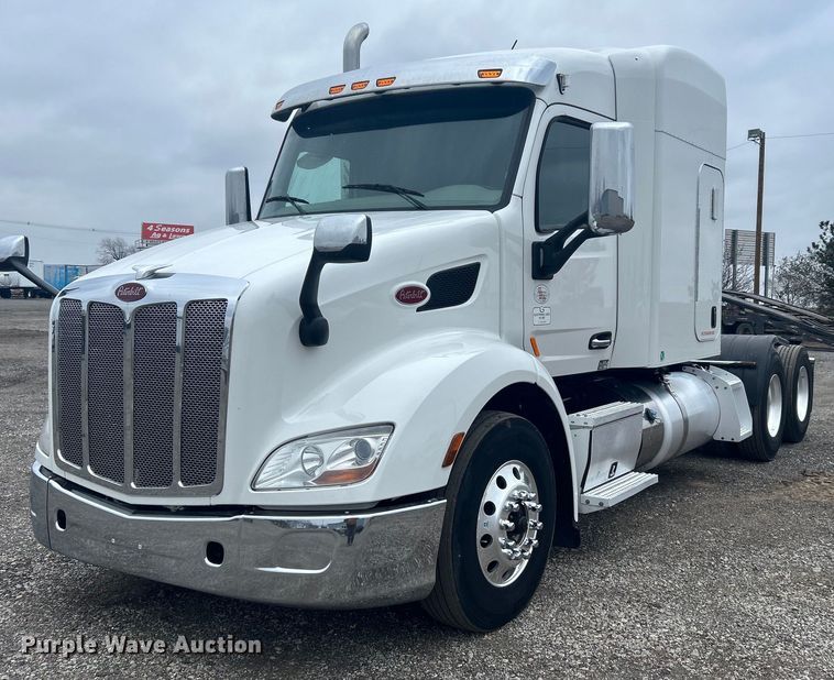 2019 Peterbilt  579 semi truck - OI9525