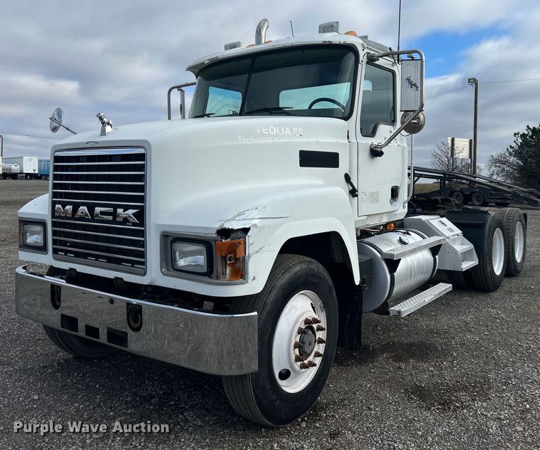 2003 Mack CH613 semi truck - OI9529