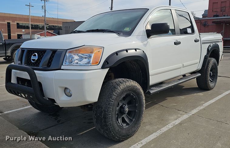 2012 Nissan  Titan Crew Cab pickup truck - DK0520