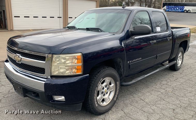 2007 Chevrolet Silverado 1500 LT Crew Cab pickup truck - DM7750