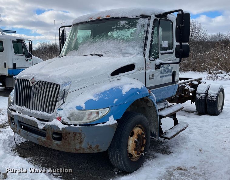 2007 International  4300 truck cab and chassis - DP0283