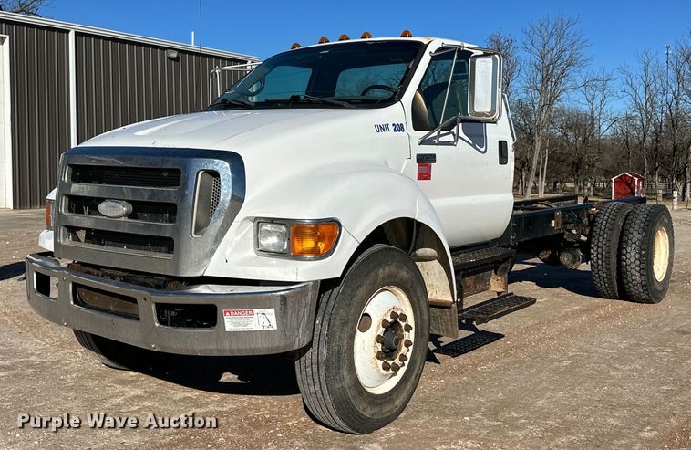 2007 Ford F750 Super Duty truck cab and chassis - EK9955