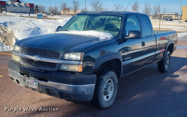2004 Chevrolet  Silverado 2500HD Ext. Cab pickup truck - LA9567