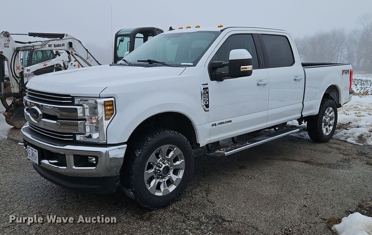 2019 Ford F250 Super Duty Lariat Crew Cab pickup truck - LB9733