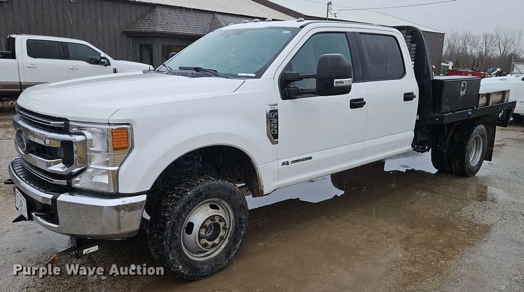 2020 Ford F350 Super Duty XLT Crew Cab flatbed pickup truck - LB9748
