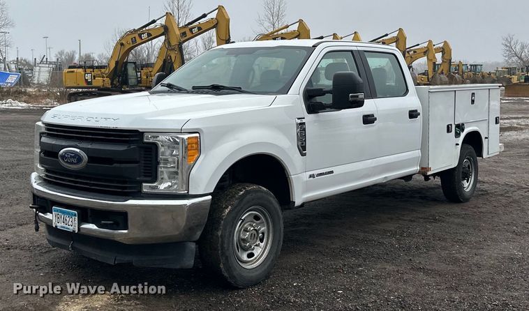2017 Ford  F350 Crew Cab utility bed pickup truck - LO9476