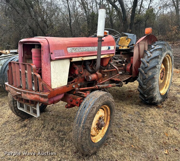 International 354 tractor - NA9777