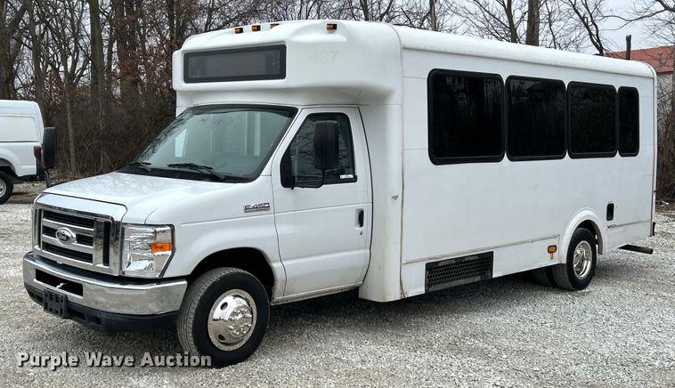 2015 Ford E450 Super Duty shuttle bus - NJ9526