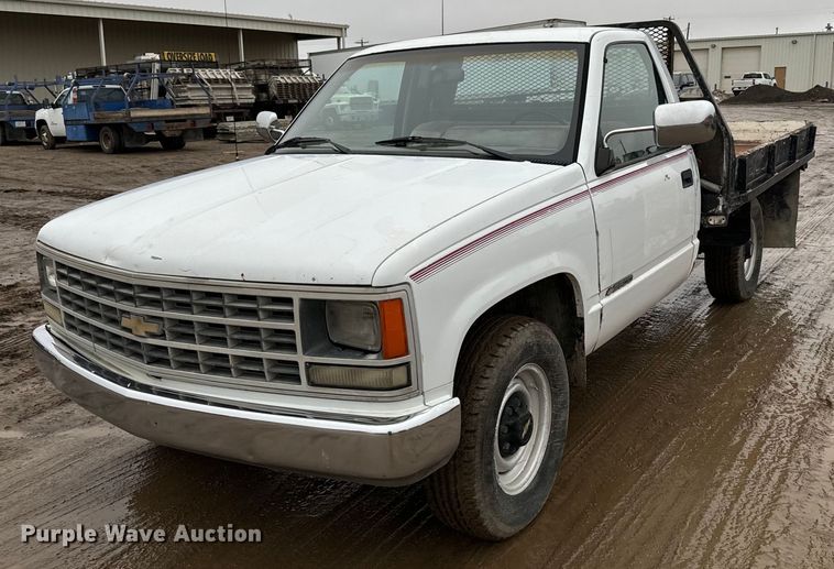 1990 Chevrolet  C2500 flatbed pickup truck - NN9433