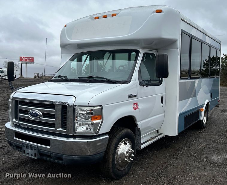 2013 Ford E350 shuttle bus - OI9577