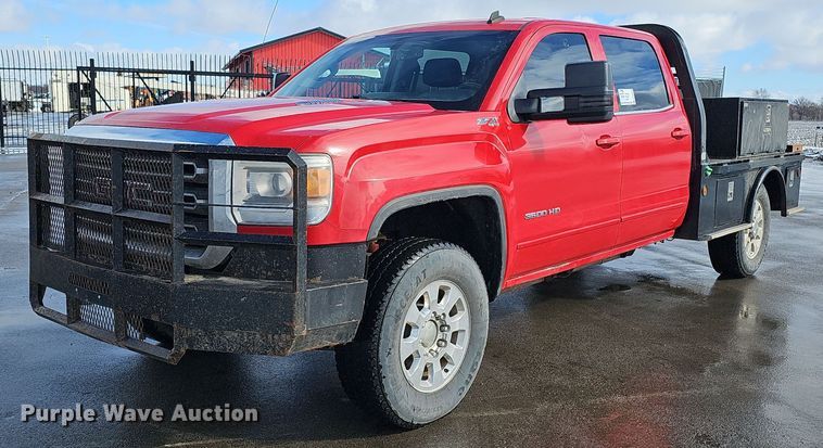 2015 GMC Sierra 3500 HD Crew Cab flatbed pickup truck - DK0570