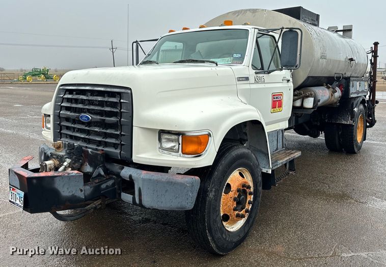 1997 Ford F800 oil distributor truck - DK6769