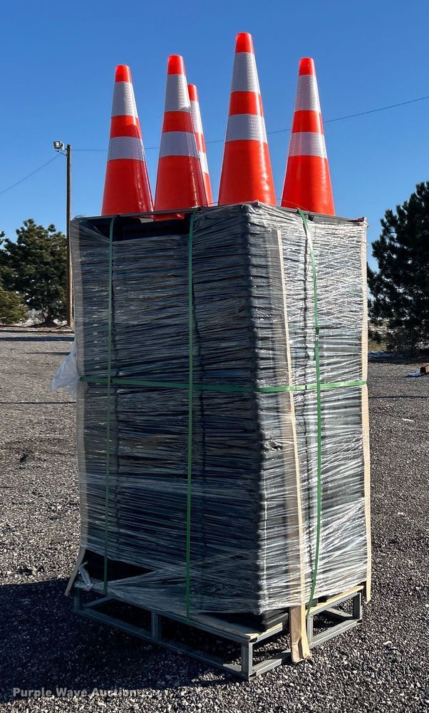 Approximately 250 traffic cones - DN0658