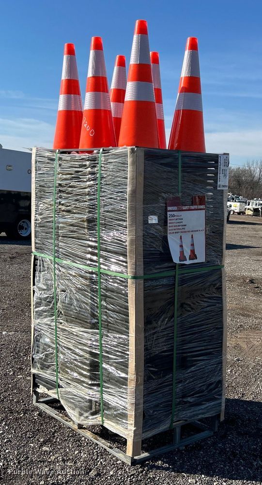 Approximately 250 traffic cones - DN0660