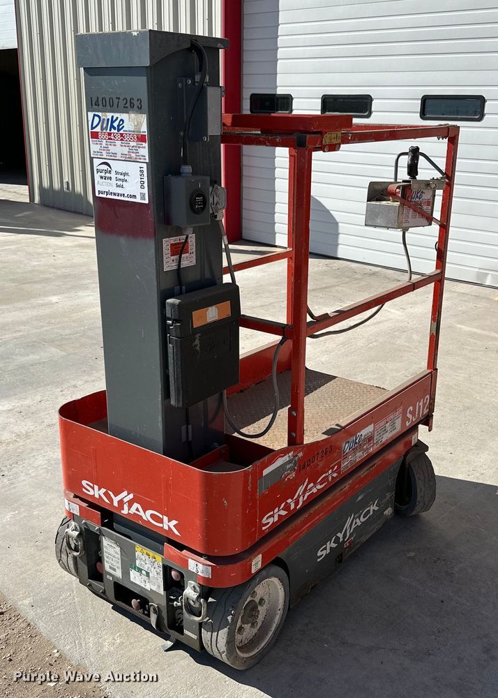 Skyjack SJ12 vertical lift - DQ1581