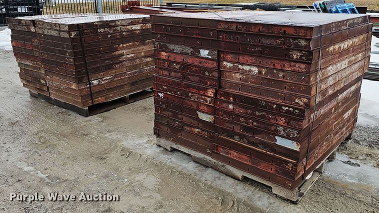 Approximately 56 Symon concrete forms - IO9825