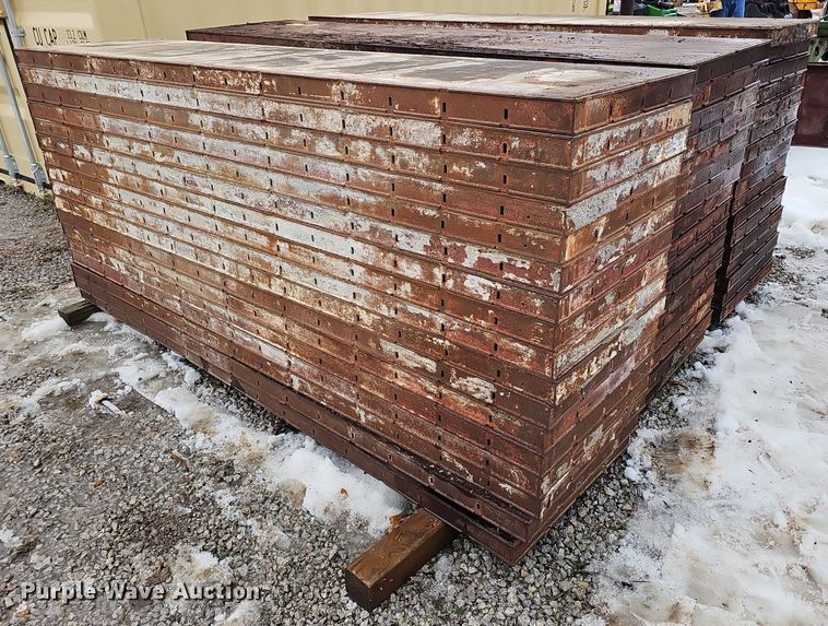 Approximately 51 Symon concrete forms - IO9827