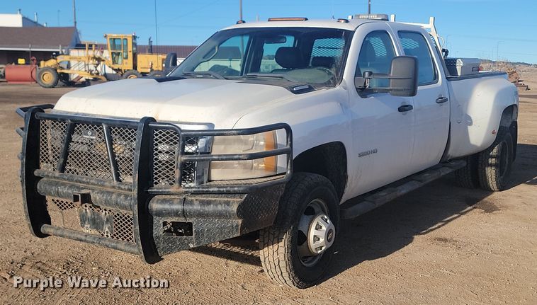 2011 Chevrolet  Silverado 3500HD Crew Cab pickup truck - LA9576