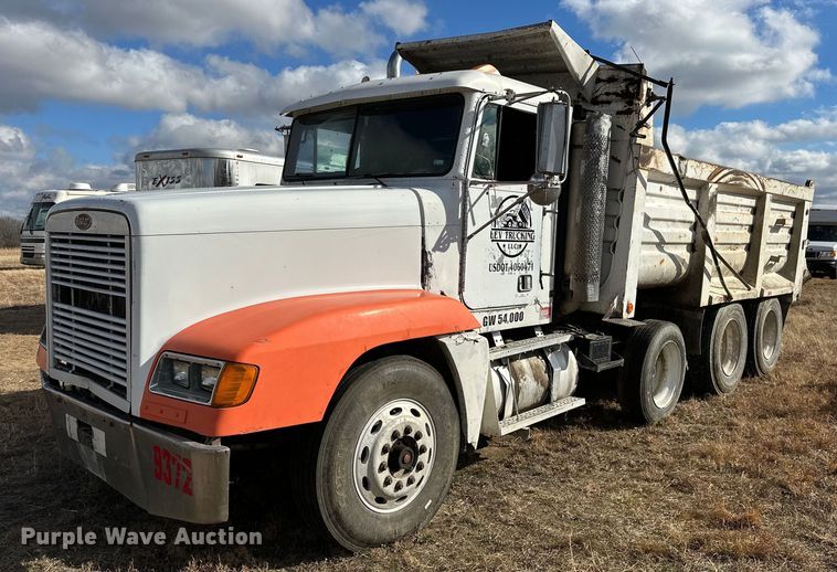 1990 Freightliner FLD dump truck - LK9657