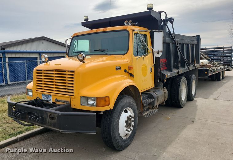 2002 International  4900 dump truck - MQ9585
