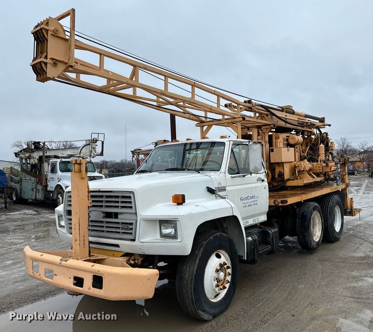 1990 Ford F800 drilling rig truck - NN9366