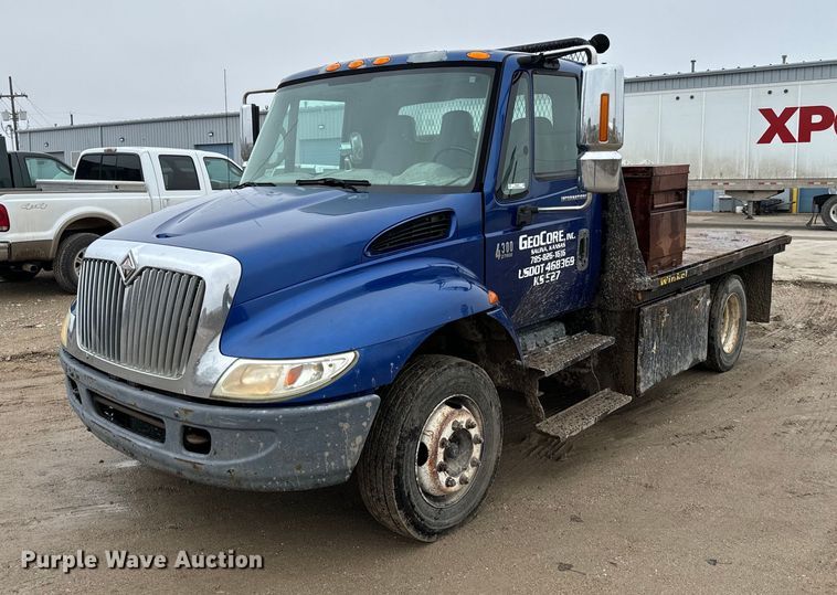 2004 International  4300 flatbed truck - NN9425