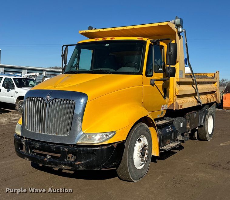 2005 International  8600 dump truck - NN9455