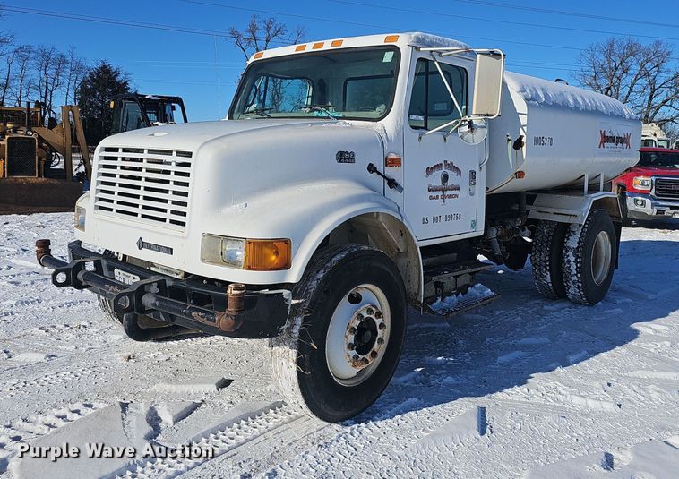2000 International 4700 water truck - NP9310