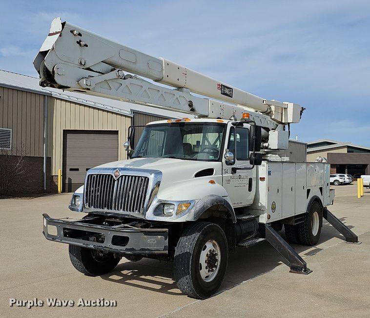 2004 International  7400  bucket truck - NP9378
