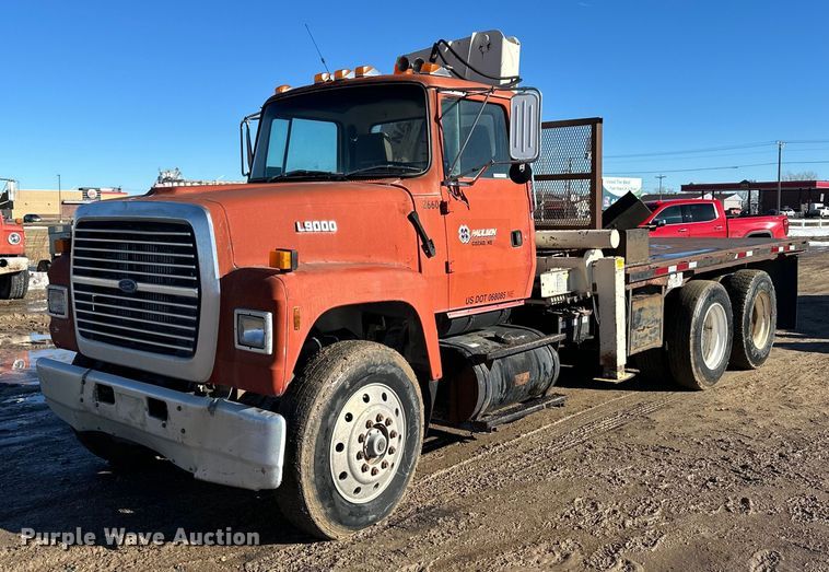 1994 Ford LT9000 crane truck - NS9227