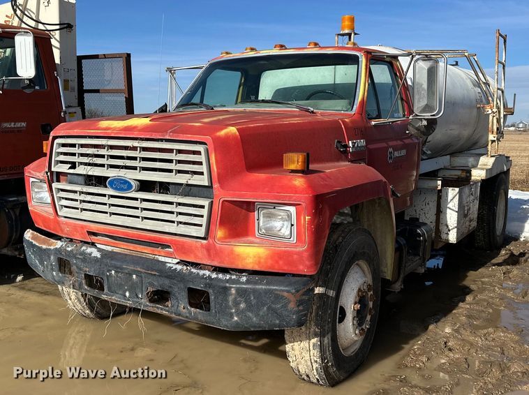 1994 Ford F700 water truck - NS9228