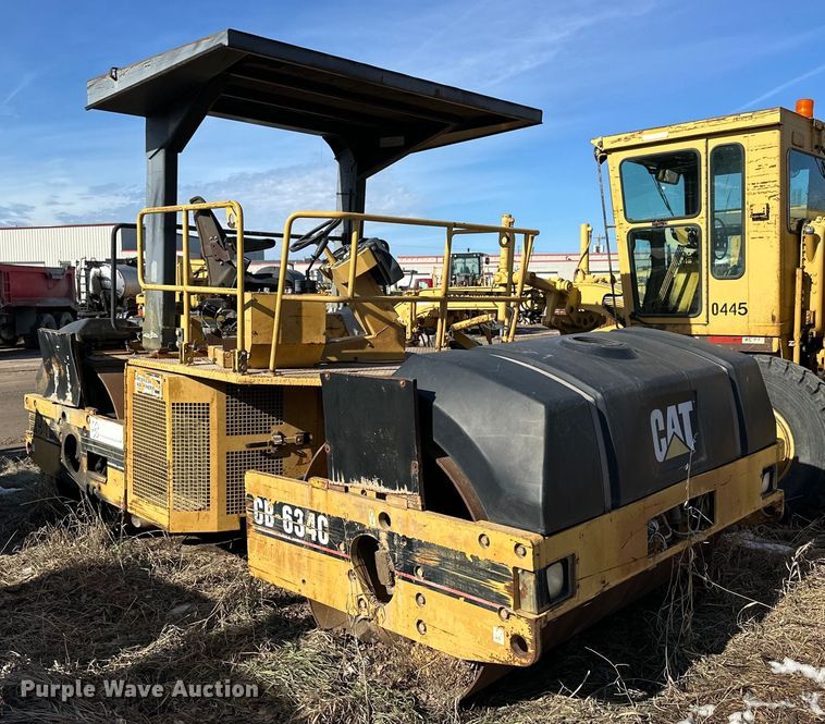 2000 Caterpillar CB-634C double drum vibratory roller - NS9236