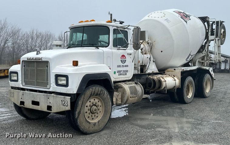 2000 Mack RD690S ready mix truck - OD9968