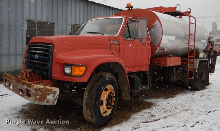 1995 Ford F800 oil distributor truck - DR5983