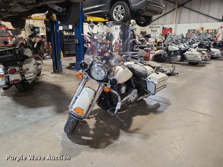 2012 Harley Davidson Road King Police motorcycle - DS7275