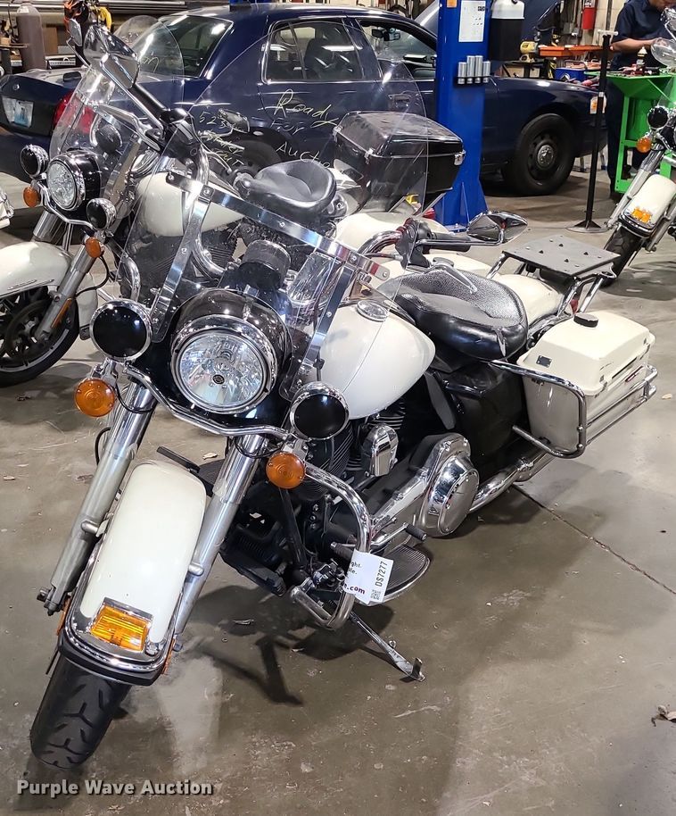 2012 Harley Davidson Road King Police motorcycle - DS7277