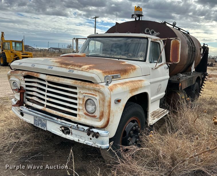 1971 Ford F750 oil distributor truck - IB9285