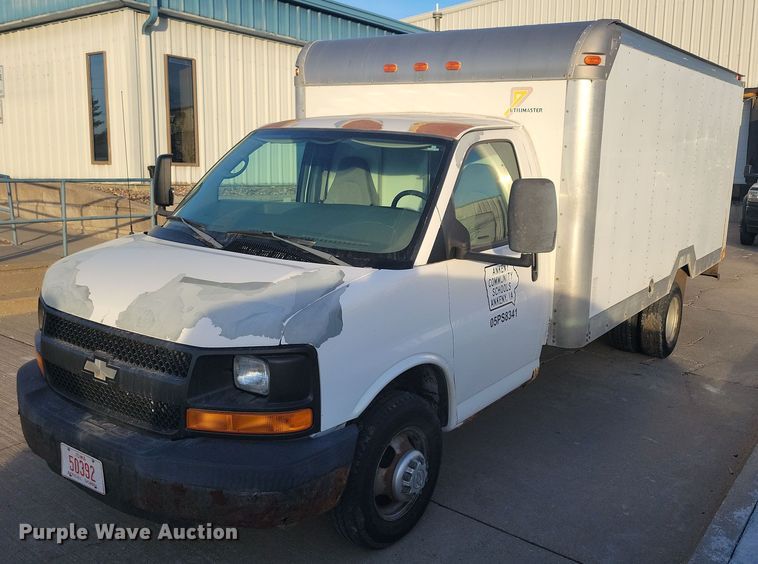 2005 Chevrolet Express G3500 box truck - LC9439