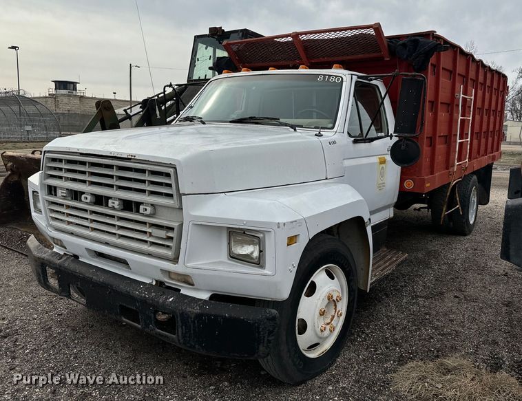 1983 Ford F600 grain truck - NI9785